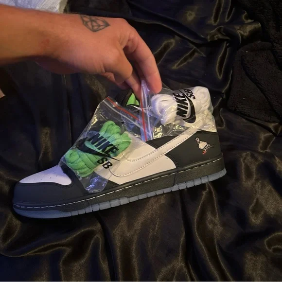 Sb dunk staple pidgin 2019 new in og pink box.